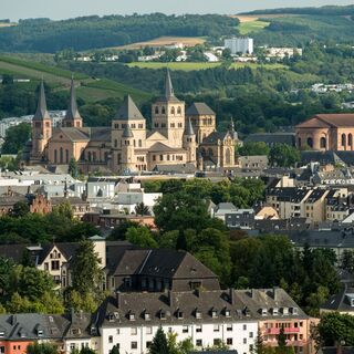 Blick vom Moselsteig auf Trier, den Dom und die Konstantin-Basilika
