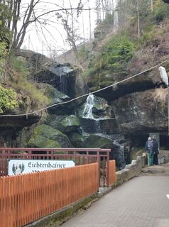 Fotografija s spletne strani Januar Y na poti