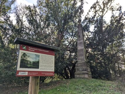 Obelisk im Waldpark Riede