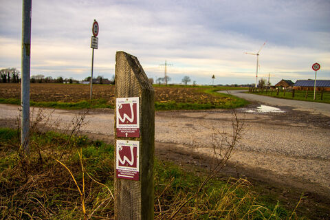 Markierung an Feldweg