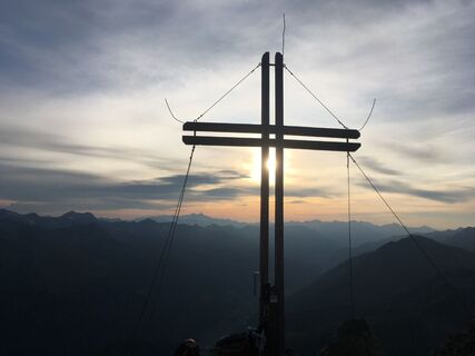 Deferegger-Pfannhorn-Sonne-Gipfelkreuz-c-Magdalena-Innerhofer.jpeg