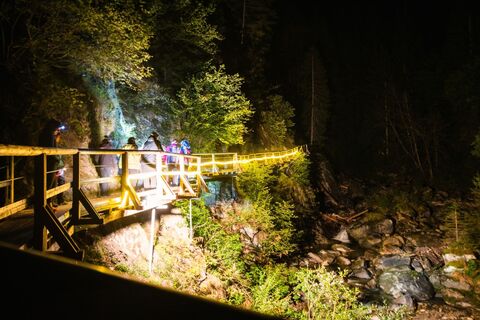 Mystische Nachtwanderung durch die Groppensteinschlucht