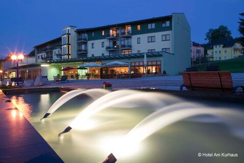 Außenansicht am Abend - Hotel Am Kurhaus, Bad Schlema