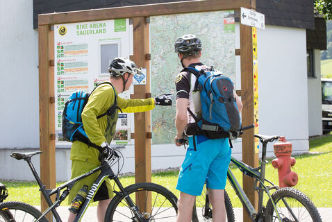 Mountainbiker an der Übersichtstafel in Willingen