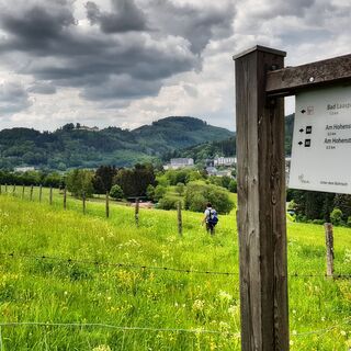 Lahnwanderweg-Wegweiser vor Bad Laasphe