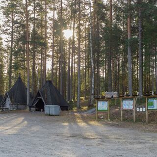 Parkplatz der unteren Ebene von Pärnävaara, Kota und Startbeschilderungen der Kinttupolku-Wanderwege