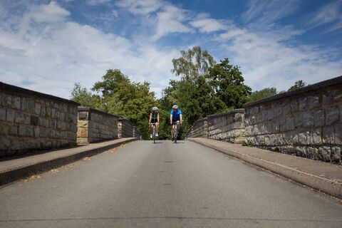 Radfahrer Kanzelbrücke am Möhnesee