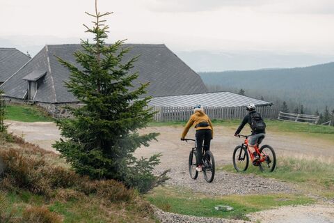 Radfahrer auf der Vorauer Schwaig in St. Lorenzen am Wechsel in der Oststeiermark