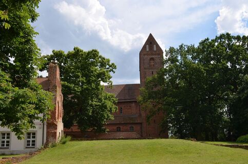Kirche Schönhausen mit Teil Seitenflügeln