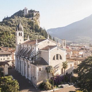 Blick auf die Kirche Santa Maria Assunta und die Burg in Arco