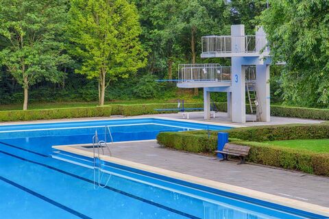 Schwimmerbecken mit Sprungturm