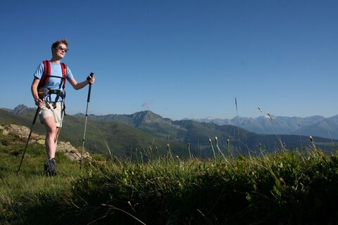 Aussichtsreich führt die Route zum Gipfel des Stagor.