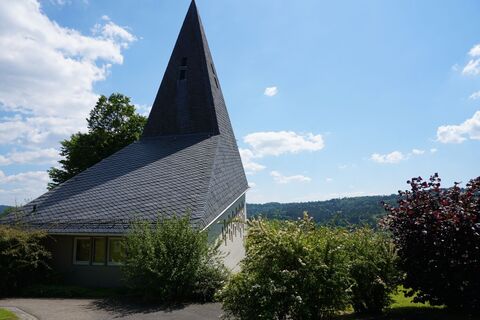 markante Kirche in Weitmers mit Blick übers Remstal