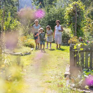 Familienausflug in den Hildegard-von-Bingen-Garten in Reith i.A.