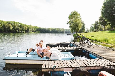 Entspannung in Weitenegg beim Tretbootfahren