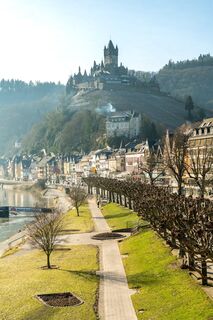 Am Moselufer von Cochem mit Blick auf die Reichsburg Cochem