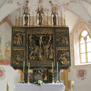 In der unscheinbaren Filialkirche von Gebertsham befindet sich ein wertvoller gotischer Flügelaltar.