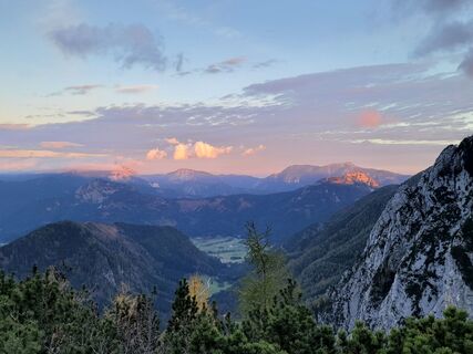 wir genießen den Sonnenaufgang mit Blick zum Hochobir (rechts im Hintergrund)