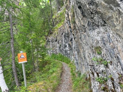 hohe-bank-wandern-steig-felsen-c-anna-ladstaetter.jpeg