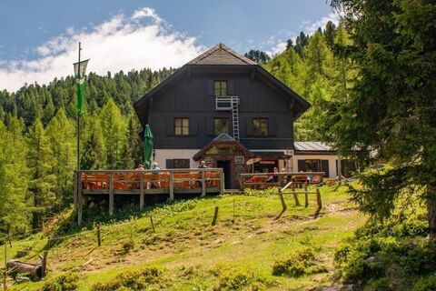 Die Rottenmanner Hütte mit  Sonnenterasse