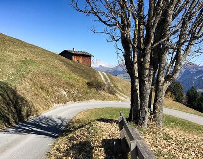 Der Aufstieg erfolgt erst auf Teer- dann auf einer gut unterhaltenen Kiesstrasse