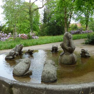 Der Froschbrunnen im Park Courbevoie