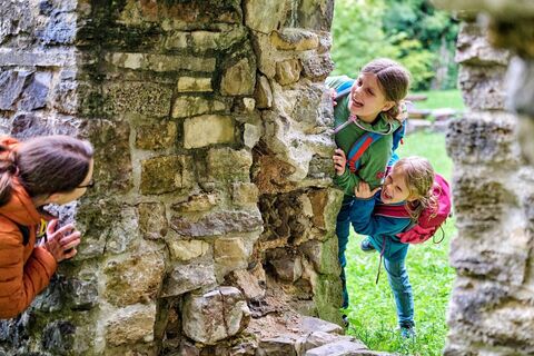 Eine Familie erkundet eine Ruine