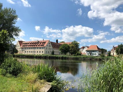 Wald Kloster mit Weiher