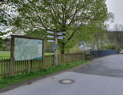 Wanderinformation an der Lennebrücke in Lenne