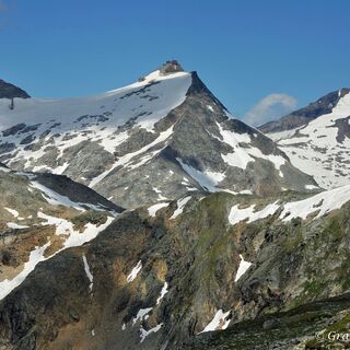 Der Blick auf den Hohen Sonnblick (3.106 m) ist einmalig. Die hochalpine Natur ist geprägt vom ewigen Eis.