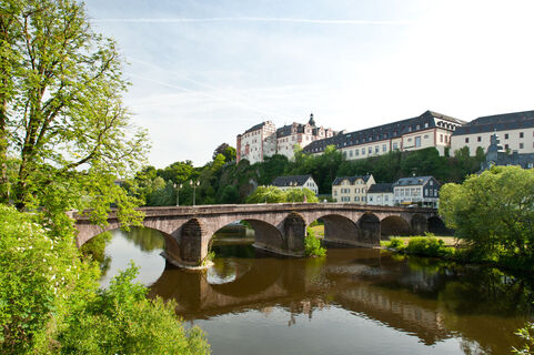 Schloss Weilburg thront über der Lahn