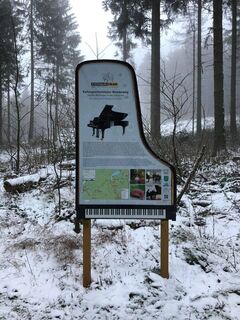 Informationsschild auf dem Steinway-Trail