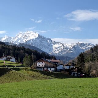 Am Beginn der Wanderung beim Grenzübergang Kranzbichl mit Blick auf den Hohen Göll.