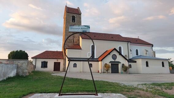 Die Wehrkirche thront in Hohenwarth über dem Ort
