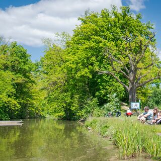 Familie macht Rast am Karlsgraben bei Treuchtlingen