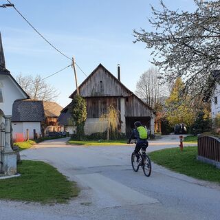 Die Y-Gabelung im Dorf Dvorska vas