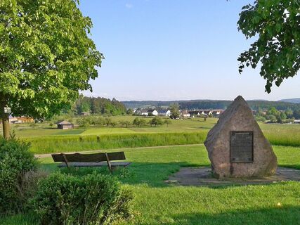 Vom Waldenserstein hat man einen schönen Ausblick auf Neuhengstett.