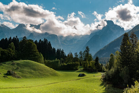 Au - hinter den Wolken befinden sich die Loferer Steinberge