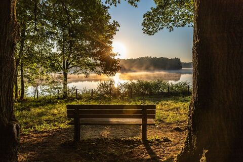 Hullener Stausee Sonnenuntergang mit Bank