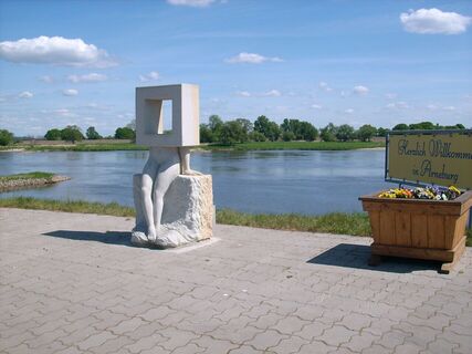 Skulptur am Yachthafen Arneburg mit Ausblick auf die Elbe
