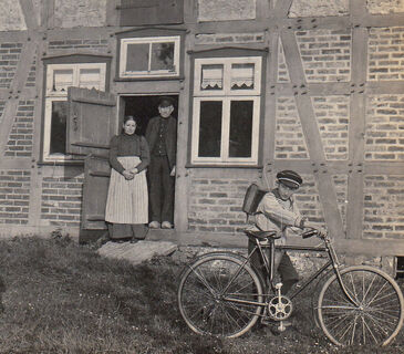 Eggeberg Willi Wesselman mit Schülermütze und Fahrrad um 1912 bearbeitet - Leihgabe von Martin Surmann.jpg