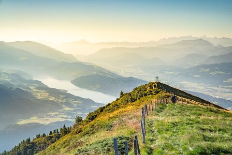 Abwärts zum Gipfelkreuz des Steinkopfs