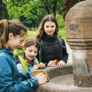 Rätsel am Brunnen im Kurpark