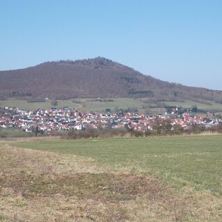 Völkershausen und im Hintergrund der Oechsenberg