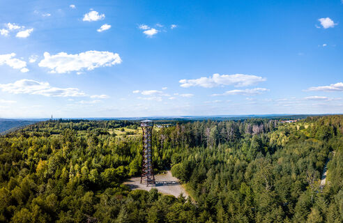 Mit Blick aus der Vogelperspektive nach Norden über Huchenfeld und Pforzheim bis zum Stromberg.
