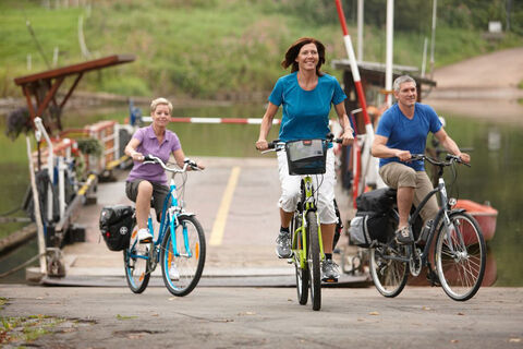 Radfahrer an der Fähre