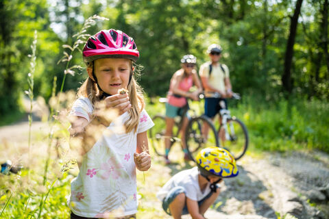 Familie entlang der Tiebeltour