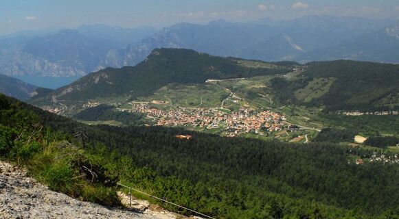 Blick auf Ronzo und den Gardasee vom Monte Biaena