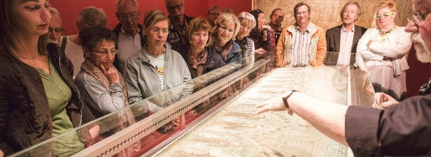 Das Kamper Antipendium zieht Besucherinnen und Besucher in seinen Bann