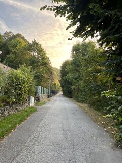 Dort eben dahin, rechts oberhalb der Trasse